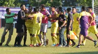 Pertandingan Madura FC kontra Persik yang berakhir 1-1 di Stadion Ahmad Yani Sumenep, Jumat (2/8/2019), diwarnai tiga kartu merah. (Bola.com/Gatot Susetyo)