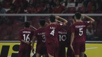 Para pemain Qatar melakukan selebrasi hormat usai membobol gawang Timnas Indonesia pada laga AFC U-19 Championship di SUGBK, Jakarta, Minggu (21/10). Indonesia kalah 5-6 dari Qatar. (Bola.com/Vitalis Yogi Trisna)
