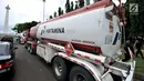 Petugas kepolisian melakukan identifikasi truk tangki Pertamina seusai diamankan dari pendemo di Lapangan Monas, Jakarta, Senin (18/3). Dua truk tangki milik Pertamina berisi biosolar tersebut mengalami sejumlah kerusakan. (merdeka.com/Iqbal S. Nugroho)