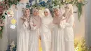 Sementara itu, bridesmaid Larissa tampil serba putih dipadukan kerudung coklatnya. [@nandyamustikarahayu]