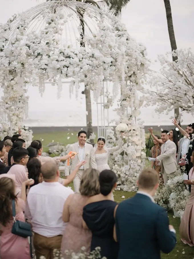 Lihat di sini gaun pilihan Yunita Siregar di momen pemberkatan pernikahan.