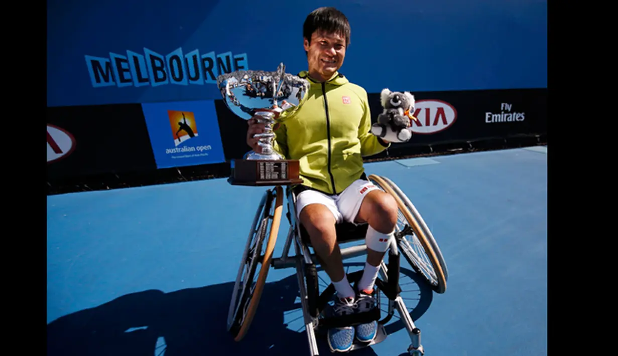 Shingo Kunieda berpose dengan trofinya setelah mengalahkan Stephane Houdet dari Perancis di tunggal pria kursi roda di turnamen tenis Australia Terbuka 2015, Melbourne,Australia,  (31/1/2015). (REUTERS / Issei Kato)