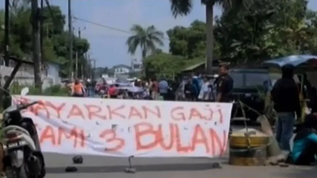 VIDEO: Tak Digaji 3 Bulan, Buruh PT UFFU Tangerang Mogok Kerja