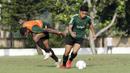 Pemain Timnas Indonesia U-22, Nurhidayat, saat latihan di Lapangan ABC, Senayan, Jakarta, Sabtu (12/1). Pada hari keenam pemusatan latihan, Indra Sjafri menggelar game internal untuk menyaring para pemainnya. (Bola.com/M Iqbal Ichsan)