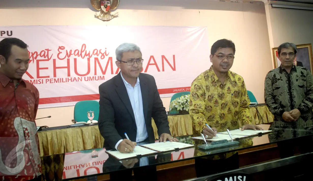 Ketua KPU Pusat Juri Ardiantoro(kedua kanan) dan Ketua Komisi informasi Publik John Fresly (kedua kiri) bersiap menandatangani nota kesepakatan di Gedung KPU, Jakarta, Selasa (29/11).  (Liputan6.com/Helmi Afandi)