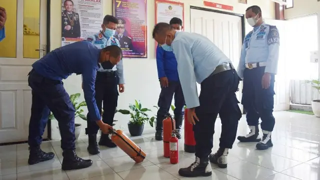 Petugas Rutan Pekanbaru mengecek racun api sebagai antisipasi jika terjadi kebekaran di Rutan.