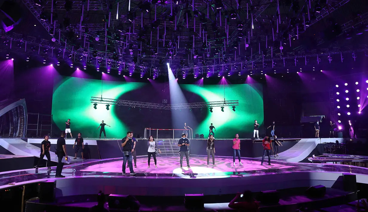 Pengisi acara HUT Indosiar ke-22 antara lain Siti Nurhaliza, All 4 One, Rick Price, Jose Mari Chan, Slank, Sheila on 7, Syahrini, Afgan, Rizky Febian, Ayu Ting Ting, Zaskia Gotik, Cita Citata dan masih banyak lagi. (Nurwahyunan/Bintang.com)