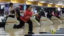 Atlet bowling Indonesia, Elsa Maris melempar bola saat tampil pada cabang tenpin bowling TPB 4 di Jaya Ancol Bowling Center, Jakarta, Selasa (9/10). Elsa Maris menyumbang medali emas keenam untuk Indonesia. (Bola.com/Vitalis Yogi Trisna)