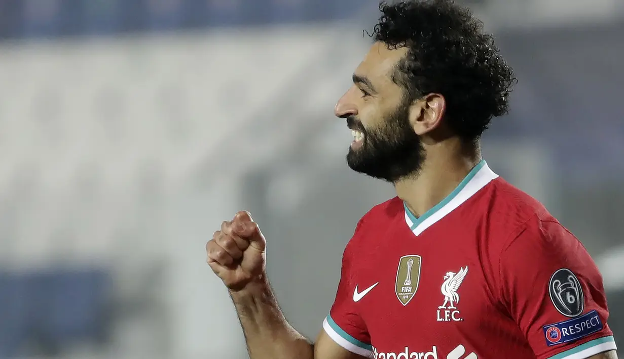 Mohamed Salah dari Liverpool merayakan golnya ke gawang Atalanta selama pertandingan Liga Champions grup D di Stadion Gewiss pada 3 November 2020. Federasi Sepak Bola Mesir melaporkan, Jumat (13/11/2020), Mohamed Salah dinyatakan positif Covid-19 saat membela Timnas Mesir. (AP Photo/Luca Bruno)