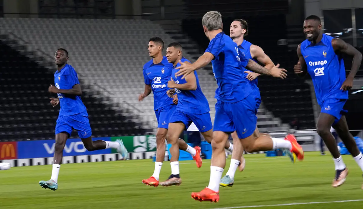 Pemain Prancis melakukan pemanasan saat sesi latihan di Stadion Jassim Bin Hamad, Doha, Qatar, 28 November 2022. Prancis akan melawan Tunisia di Piala Dunia pada 30 November 2022. (AP Photo/Christophe Ena)