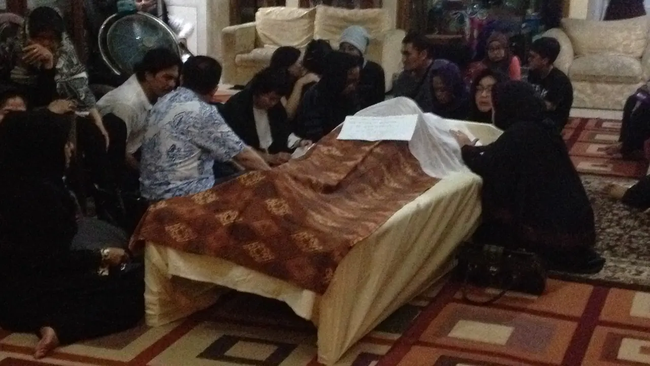 [Bintang] Ayah Rna Gunawan Meninggal Dunia