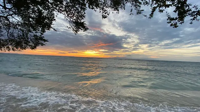 Menikmati Sunset dengan Nuansa Yunani di Santorini Beach Resort Gili Trawangan.