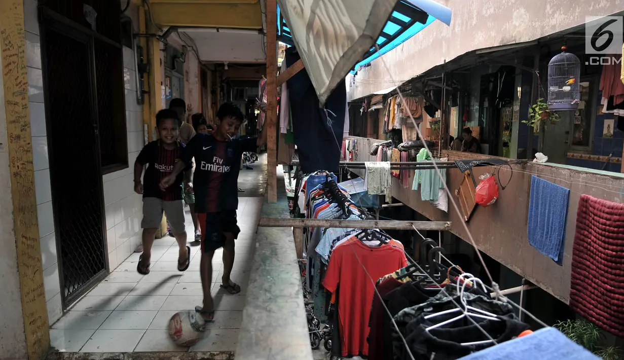 Anak-anak bermain di salah satu blok lama Rusunawa Penjaringan, Jakarta, Selasa (25/6/2019). Sekitar 600 KK yang tinggal di 10 blok lama rusun tersebut direlokasi paling lambat 7 Juli mendatang guna memperlancar proses renovasi. (merdeka.com/Iqbal S. Nugroho)