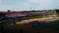 Suporter Sriwijaya FC mengibarkan bendera Palestina dalam laga kontra Persipura Jayapura di Stadion Gelora Sriwijaya Jakabaring, Palembang, 30 Juli 2017. (Liputan6.com/Indra Pratesta)