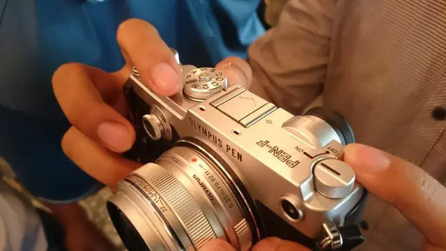 Olympus menghadirkan kamera mirrorless kelas menengah lewat Pen-F yang diklaim mampu membidik gambar yang kualitasnya setara dengan kamera profesional.