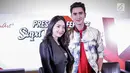 Artis Verrell Bramasta pose bersama Natasha Wilona usai memberi keterangan dalam jumpa pers sinetron Siapa Takut Jatuh Cinta di Gedung SCTV Tower, Jakarta, Rabu (7/3). Keduanya kian harmonis sejak main di sinetron yang sama. (Liputan6.com/Faizal Fanani)