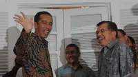 Jokowi melambaikan tangan usai mengumumkan jumlah kementerian dalam kabinetnya nanti di Rumah Transisi, Jakarta, Senin (15/9/2014) (Liputan6.com/Herman Zakharia)