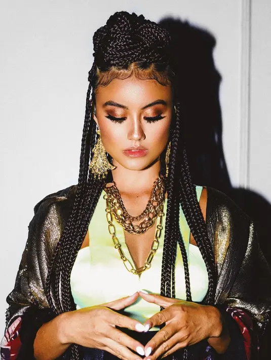 Gaya rambut Agnez Mo yang menarik untuk disimak. Makeup bold bernuansa kecokelatan yang hangat, ditambah degnan outfit Y2K yang ramai dan nyentrik, sangat khas dirinya. Foto: Instagram.