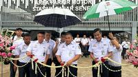 KAI Services terus meningkatkan pelayanan untuk para penumpang kereta api dengan berbagai fasilitas, salah satunya area parkir motor double decker di Stasiun Pasar Senen. (dok: Natasha)