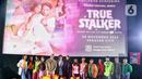 Para pemain bersama Director of Vidio Original Series True Stalker berfoto bersama usai Exclusive Screening & Press Conference True Stalker di XXI Senayan City, Jakarta, Kamis (28/11/2024). (Liputan6.com/Angga Yuniar)