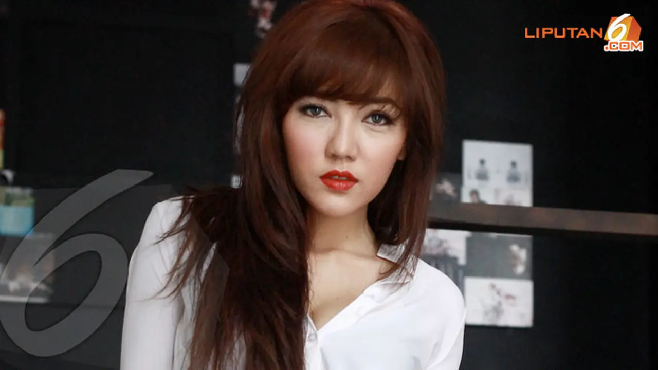 bella-shofie-130619b.jpg