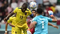 Laga tuan rumah Qatar melawan Ekuador menjadi pertandingan perdana di Piala Dunia 2022 pada Minggu (20/11/2022) malam WIB. Banyak drama yang terjadi pada laga tersebut. Berikut ini rangkuman serba yang pertama di laga pembuka Piala Dunia 2022. (AFP/Manan Vatsyayana)