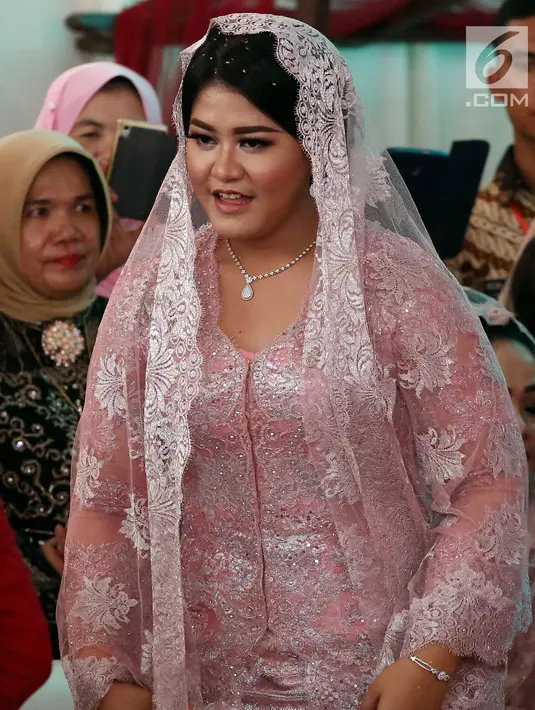 Kahiyang Ayu mengikuti prosesi pemberian marga dengan Manortor atau menari Tortor di rumah Pamannya Bobby Nasution di Medan, Selasa (21/11). Kahiyang Ayu resmi menjadi Kahiyang Ayu Boru Siregar. (Liputan6.com/JohanTallo)