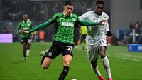 Bek Sassuolo asal Indonesia bernomor punggung 21, Jay Idzes, berebut bola dengan penyerang Inter Milan asal Prancis bernomor punggung 14, Ange-Yoan Bonny, selama pertandingan Serie A Italia antara Sassuolo dan Inter Milan di Stadion Mapei di Reggio Emilia, Italia, Senin (9-2-2026) dini hari WIB. (Piero CRUCIATTI/AFP)