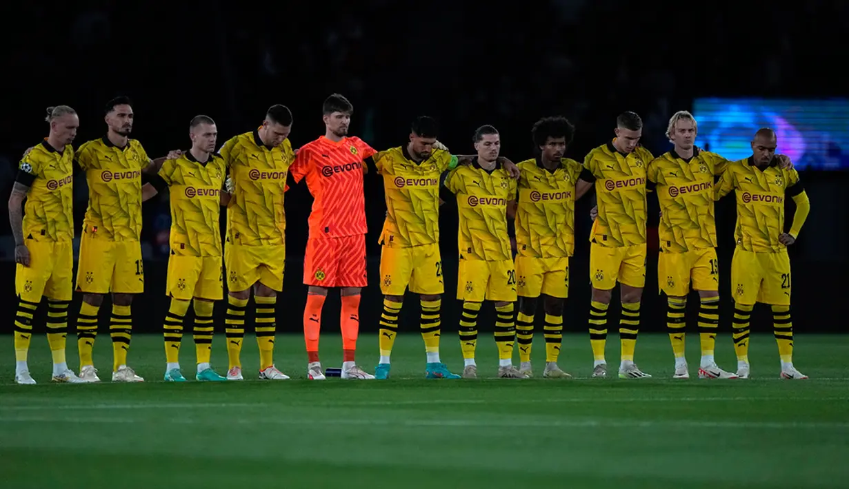 Pemain Borussia Dortmund mengheningkan cipta selama satu menit untuk mengenang para korban banjir Libya dan gempa Maroko sebelum pertandingan sepak bola Grup F Liga Champions antara Paris Saint-Germain (PSG) dan Borussia Dortmund di Stadion Parc des Princes, Paris, Prancis, Selasa (19/9/2023). Banjir Libya menewaskan lebih dari 11.000 orang dan 10.100 lainnya hilang, sementara gempa Maroko menewaskan setidaknya 2.900 orang. (AP Photo/Michel Euler)