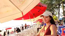 Hwang Jung Eum duduk santai di pinggir pantai sambil memperlihatkan senyumnya. "Terpantau mbaknya lagi di Bali," kata salah satu warganet di kolom komentar Instagramnya. (Foto: Instagram/ jungeum84)
