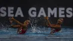 Pasangan Anisa Feritrianti dan Claudia Megawati, saat tampil pada cabang renang indah di Aquatic Center, Kuala Lumpur, Kamis (18/8/2017). Pasangan ini berhasil meraih medali perunggu. (Bola.com/Vitalis Yogi Trisna)