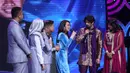 Meski sambil terbata-bata, Barun bernyanyi terbilang cukup mulus. Selain itu, Soimah juga ikut mengajari dua pemain serial tersebut. Barun diajari lagu Getuk, sedangkan Dalljiet menyanyikan lagu Gundul Gundul Pacul. (Nurwahyunan/Bintang.com)