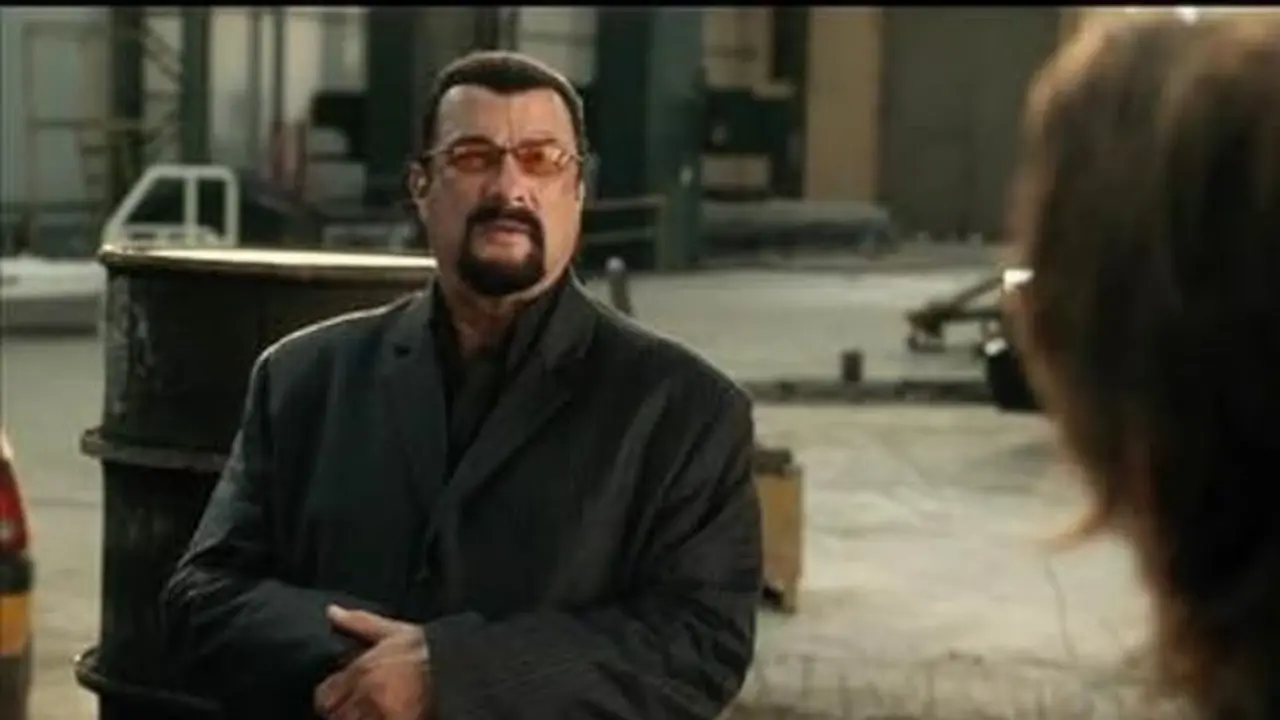 Sinopsis film end of a gun steven seagal beraksi jadi buronan bandar