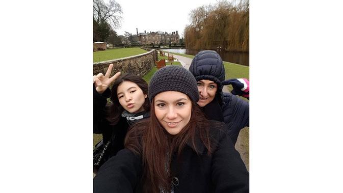 Jarang Tersorot, Ini 6 Potret Kedekatan Wulan Guritno dengan Ibu Bulenya (sumber: Instagram.com/wulanguritno)