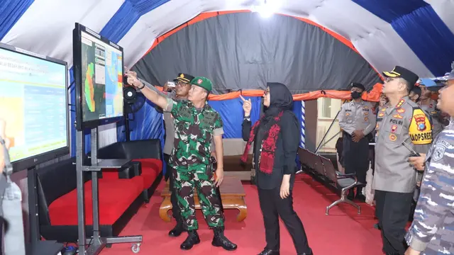 Bupati Banyuwangi Ipuk Fiestiandani menijau pos pengamanan Libur Natal dan Tahun Baru 2023 di Pelabuhan Ketapang (Istimewa)
