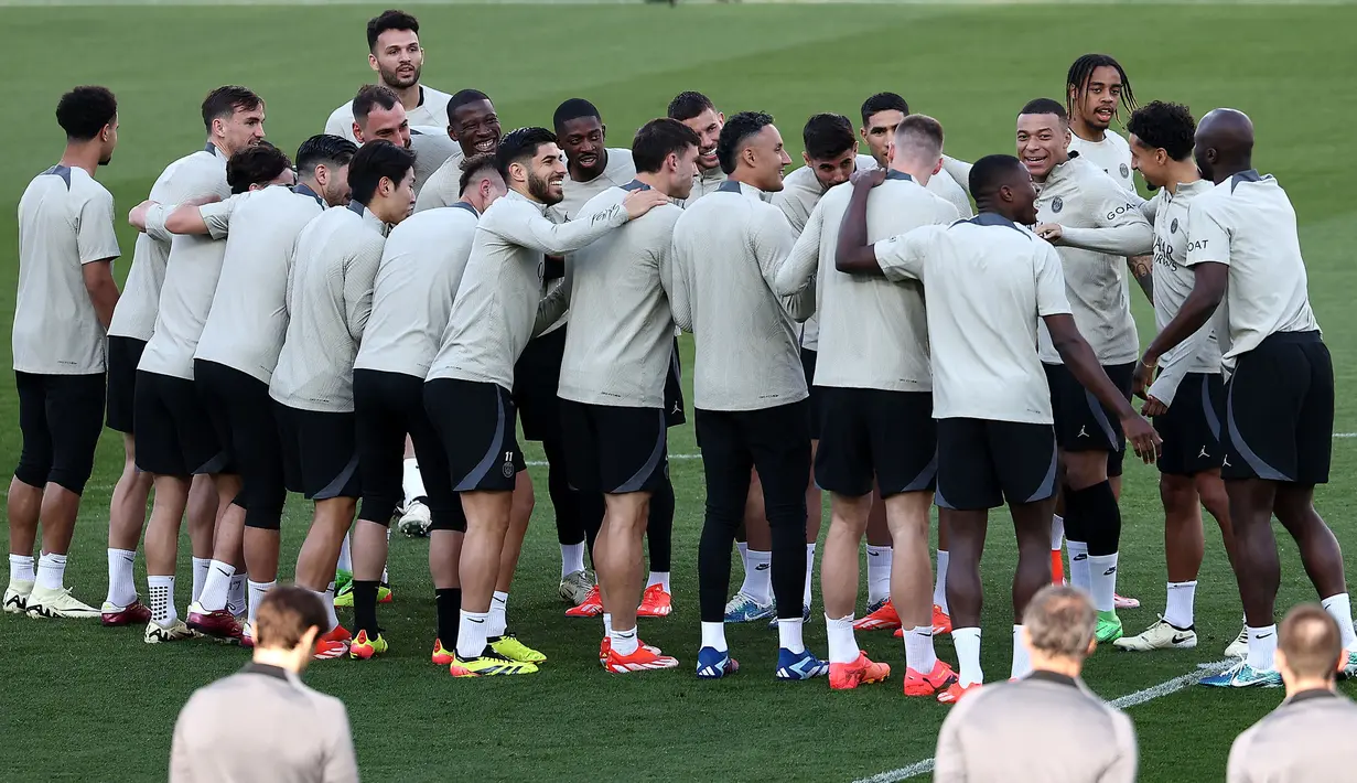 Pemain PSG, Kylian Mbappe (keempat kanan) dan rekan-rekannya saling bercanda saat latihan jelang laga leg kedua perempat final Liga Champions 2023/2024 melawan Barcelona di Estadi Olimpic Lluis Companys, Barcelona, Spanyol, Senin (15/04/2024). (AFP/Franck Fife)