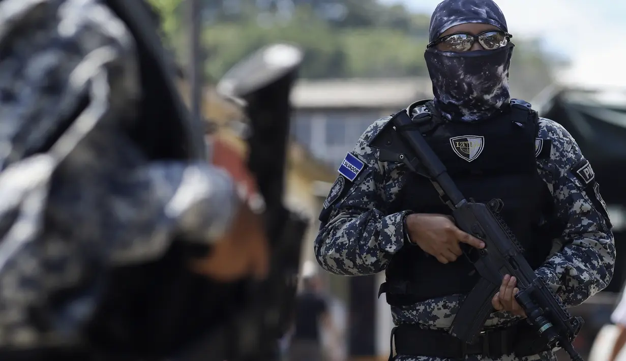 Seorang perwira Polisi Sipil Nasional Pasukan Khusus berjalan di salah satu jalan di Comasagua, El Salvador, Senin (3/10/2022). Pengepungan besar-besaran kota Comasagua adalah contoh terbaru dari taktik keras pemerintah untuk membasmi geng jalanan. Setiap orang yang memasuki atau meninggalkan kota ditanyai atau digeledah. (AP Photo/Salvador Melendez)