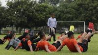 Pelatih Persija Jakarta, Sergio Farias, saat memantau sesi latihan di Lapangan Sutasoma, Jakarta, Jumat (17/1/2020). Pria asal Brasil ini akan memimpin pasukan Macan Kemayoran untuk mengarungi Liga 1 musim depan. (Bola.com/M Iqbal Ichsan)