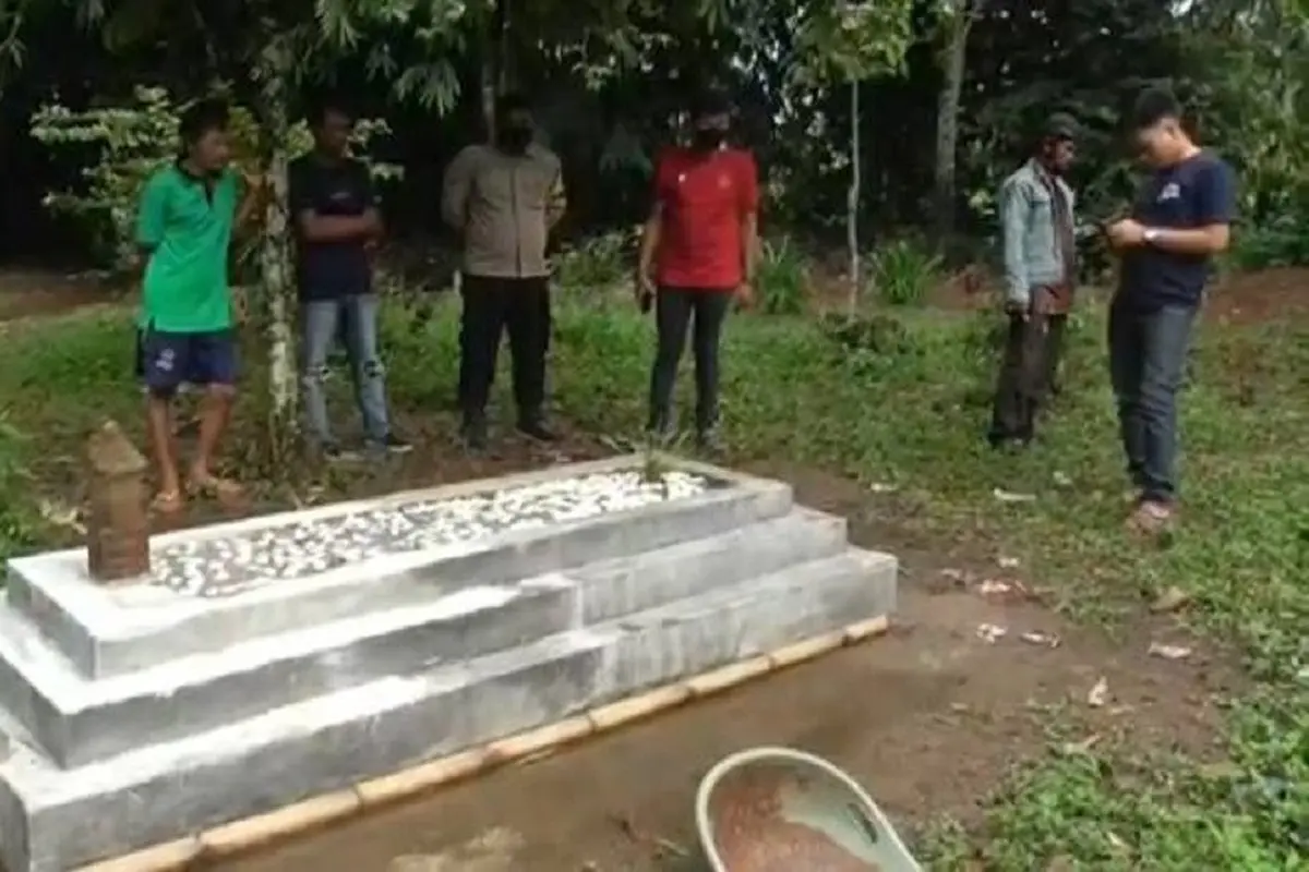 Sebuah makam yang bentuknya menyerupai makam keramat dan memiliki nisan bertuliskan Bin Nabi Sulaiman