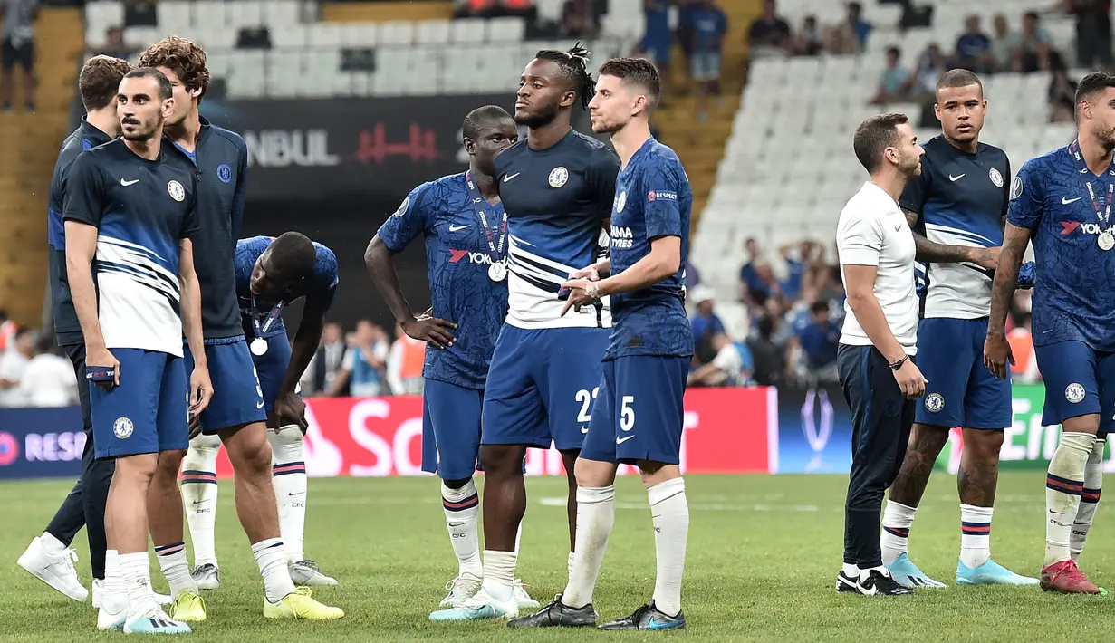Ekspresi pemain Chelsea setelah pertandingan melawan Liverpool pada Piala Super Eropa 2019 di Besiktas Park, di Istanbul (15/8/2019). Chelsea kalah lewat adu penalti atas Liverpool 5-4 (2-2). (AFP Photo/Ozan Kose)