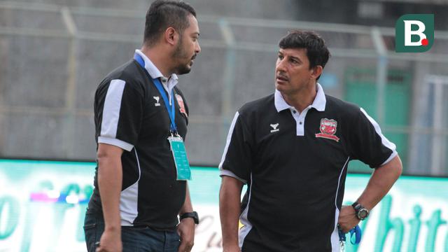 Pelatih Madura United, Angel Alfredo Vera (kanan), dan manajer Madura United, Umar Wachdin.