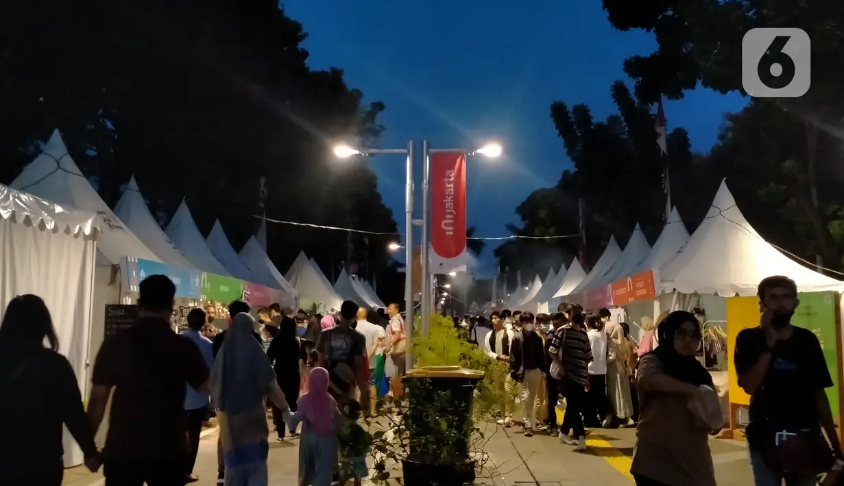 Pengunjung menikmati produk yang ditawarkan 24 Kios UMKM pada Festival #IniJakarta 2022 di kawasan Kota Tua, Jakarta, Sabtu (17/9/2022). Festival #IniJakarta 2022 berlangsung selama tiga hari 16-18 September 2022. (Liputan6.com/Magang/Aida Nuralifa)
