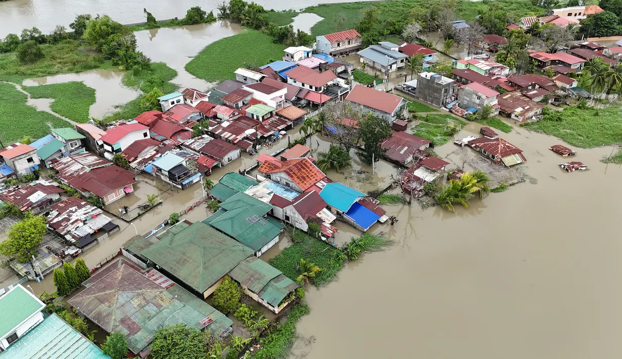 Luapan sungai tersebut menyebabkan sejumlah warga terendam air dengan ketinggian nyaris menyentuh atap. (Ted ALJIBE/AFP)