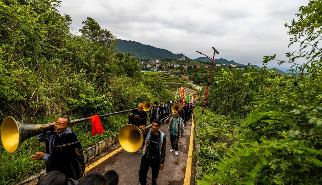 Festival Obor adalah tradisi penting bagi Suku Yi, sepenting Festival Imlek bagi orang Han. (AFP/STR)