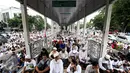 Massa aksi damai 4 November melaksanakan salat Jumat di Halte Juanda dekat Masjid Isiqlal, Jakarta, Jumat (4/11). (Liputan6.com/Gempur M. Surya)