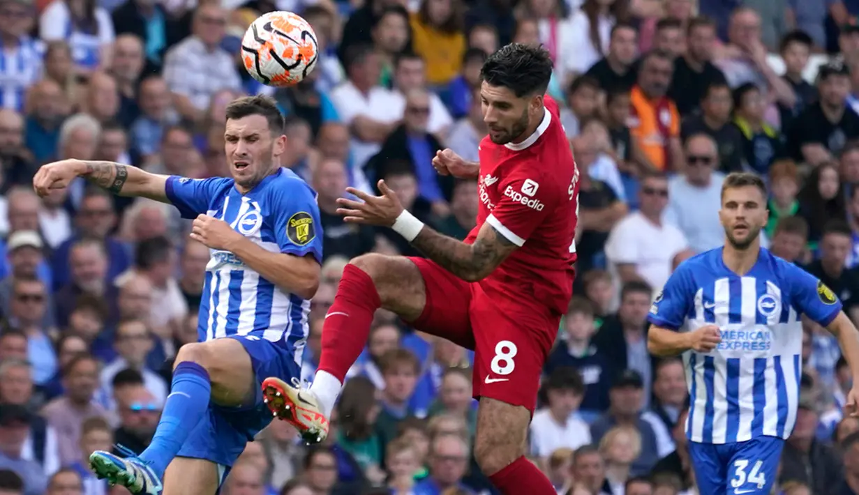 Mohamed Salah kembali mencetak gol di menit ke-45. Kali ini dia mencetak gol di kotak penalti usai Szoboszlai dijatuhkan Gross. (AP Photo/Alberto Pezzali)