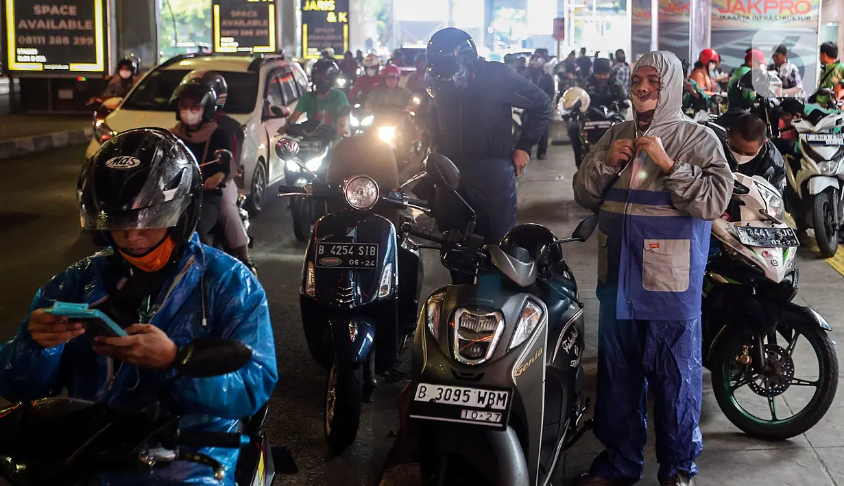 Keputusan tersebut juga diambil pemerintah dengan mempertimbangkan angka konfirmasi harian kasus COVID-19 di tanah air yang mendekati nihil. (Liputan6.com/Johan Tallo)