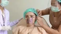 Masker mini terobosan sebuah klinik kecantikan di Thailand. (dok. screenshot video Twitter @SCMPNews)