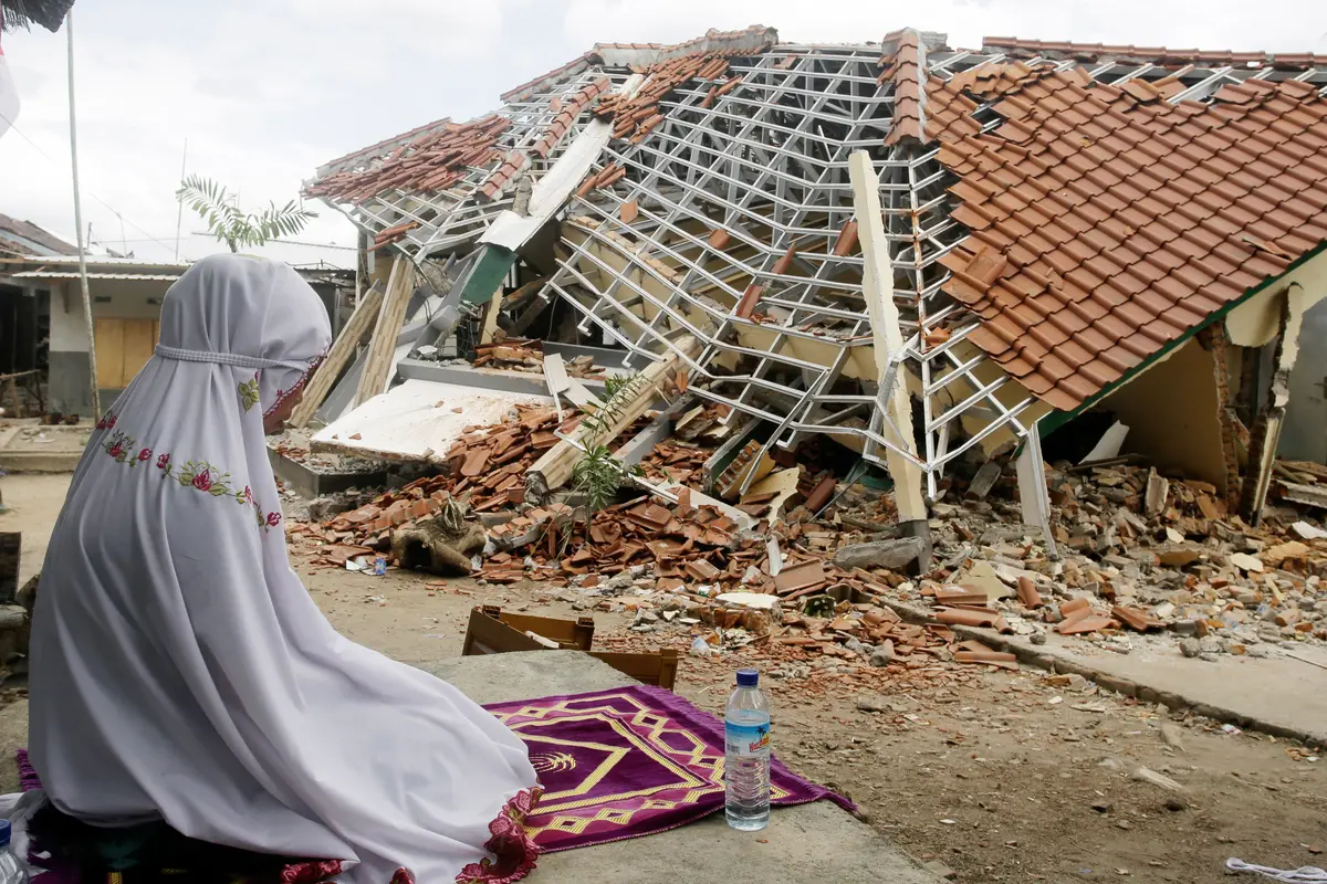 Bangunan Luluh Lantak, Korban Gempa Lombok Salat di Luar Ruangan