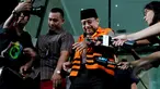 Mantan Sekjen Kementerian Energi Sumber Daya dan Mineral (ESDM) Waryono Karno saat ditanya wartawan usai menandatangani pelimpahan berkas perkara ke Jaksa Penuntut Umum (P21) di Gedung KPK, Jakarta, Selasa (14/4/2015). (Liputan6.com/Andrian M Tunay)